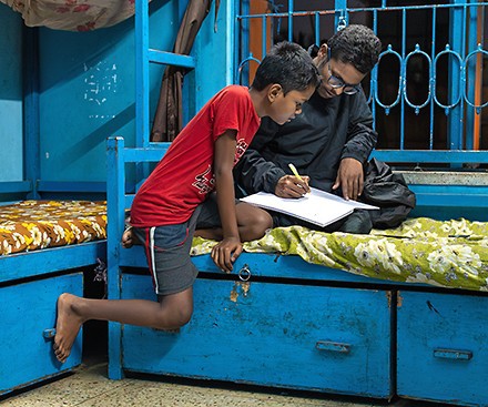 Saghir donne des cours particuliers d'anglais aux garçons du Vivek Home.